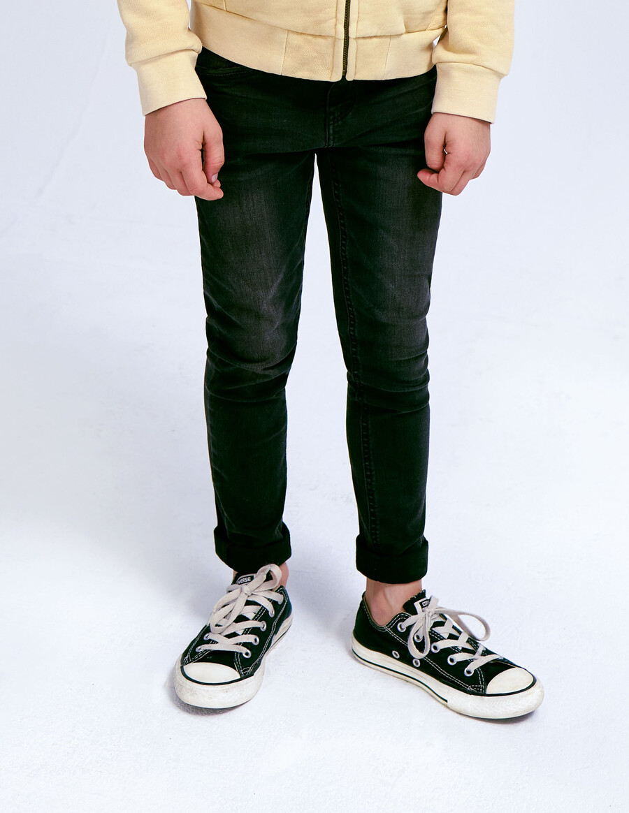 pantalones negros ajustados para niño