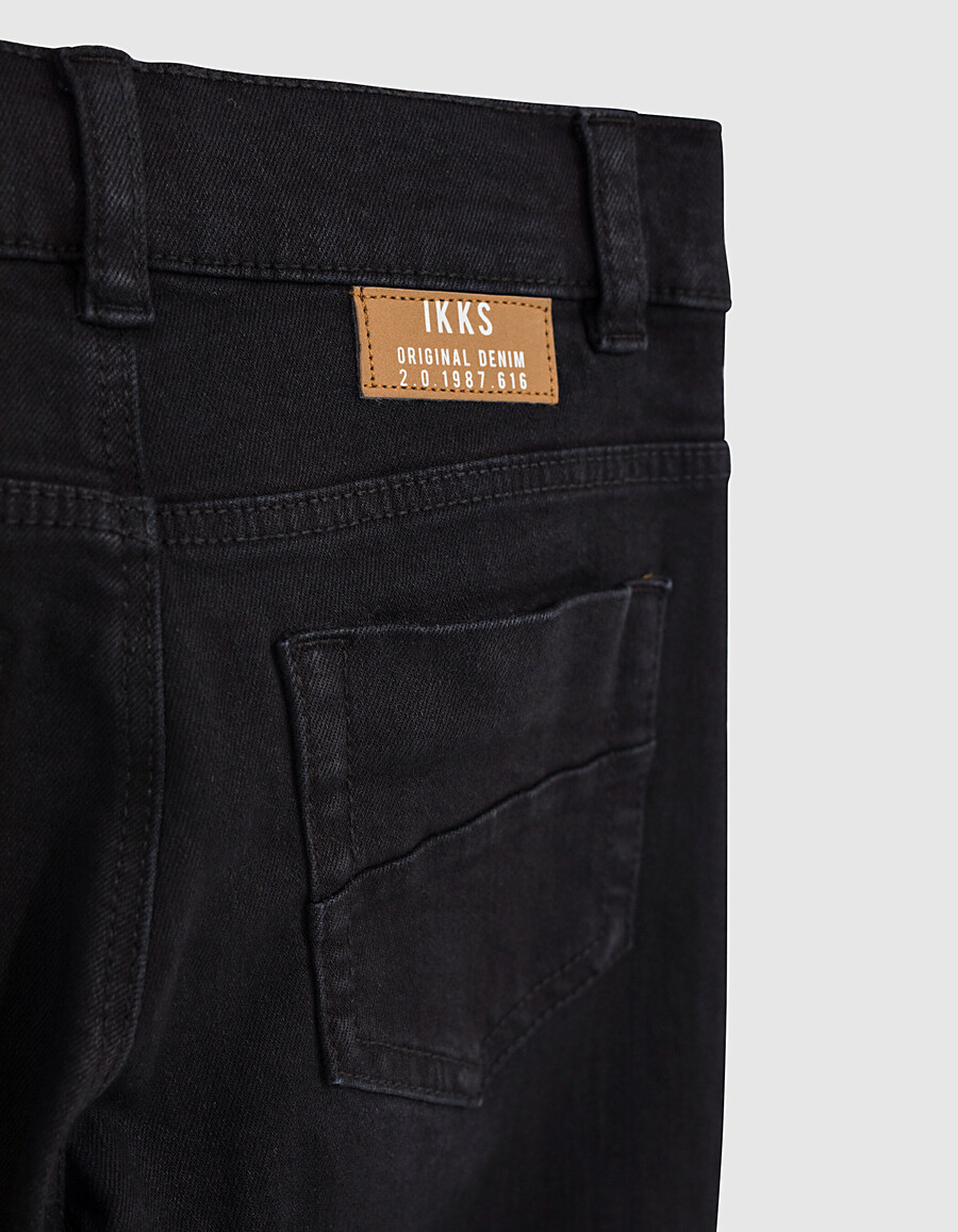pantalones negros ajustados para niño