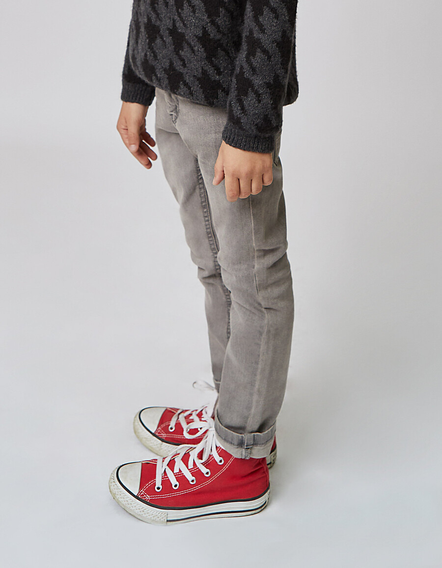 pantalones grises ajustados para niño