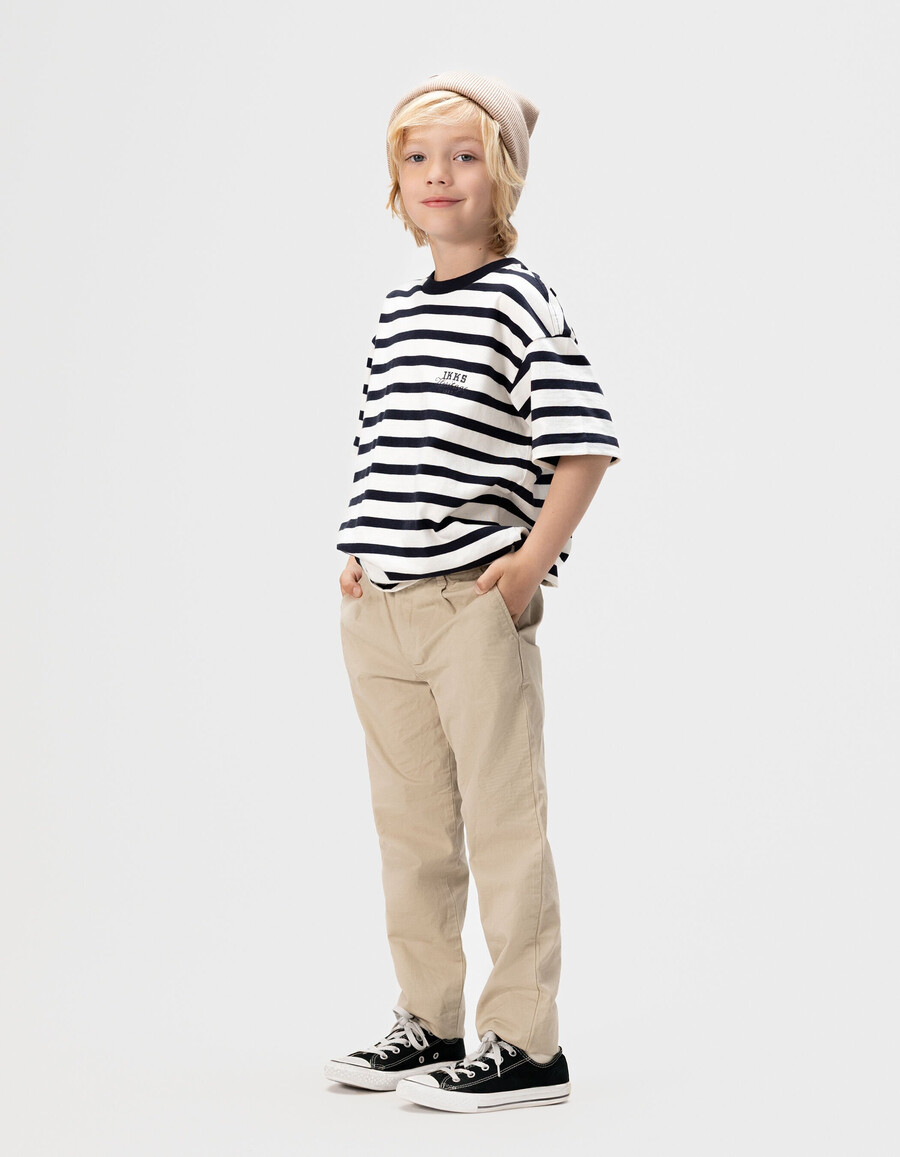 pantalones chinos beige para niño