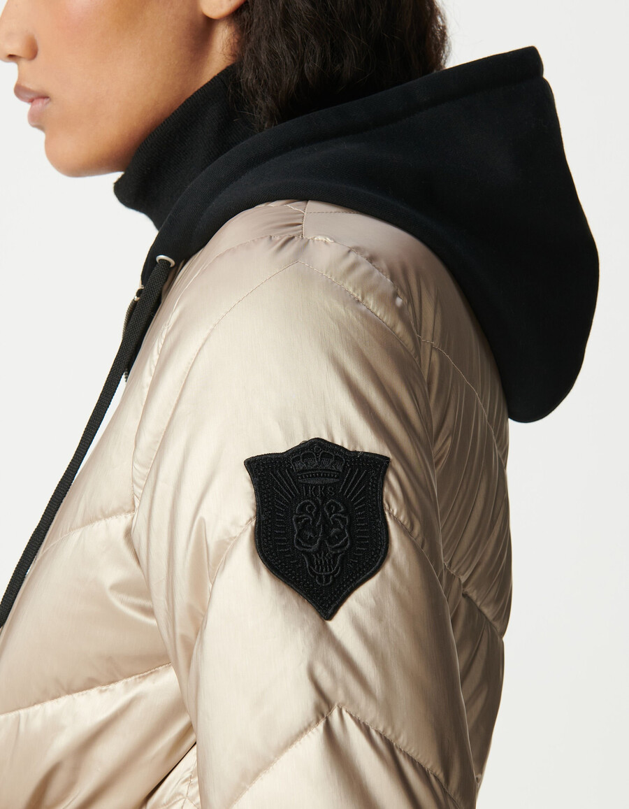 chaqueta acolchada dorada para mujer con capucha de forro polar negro