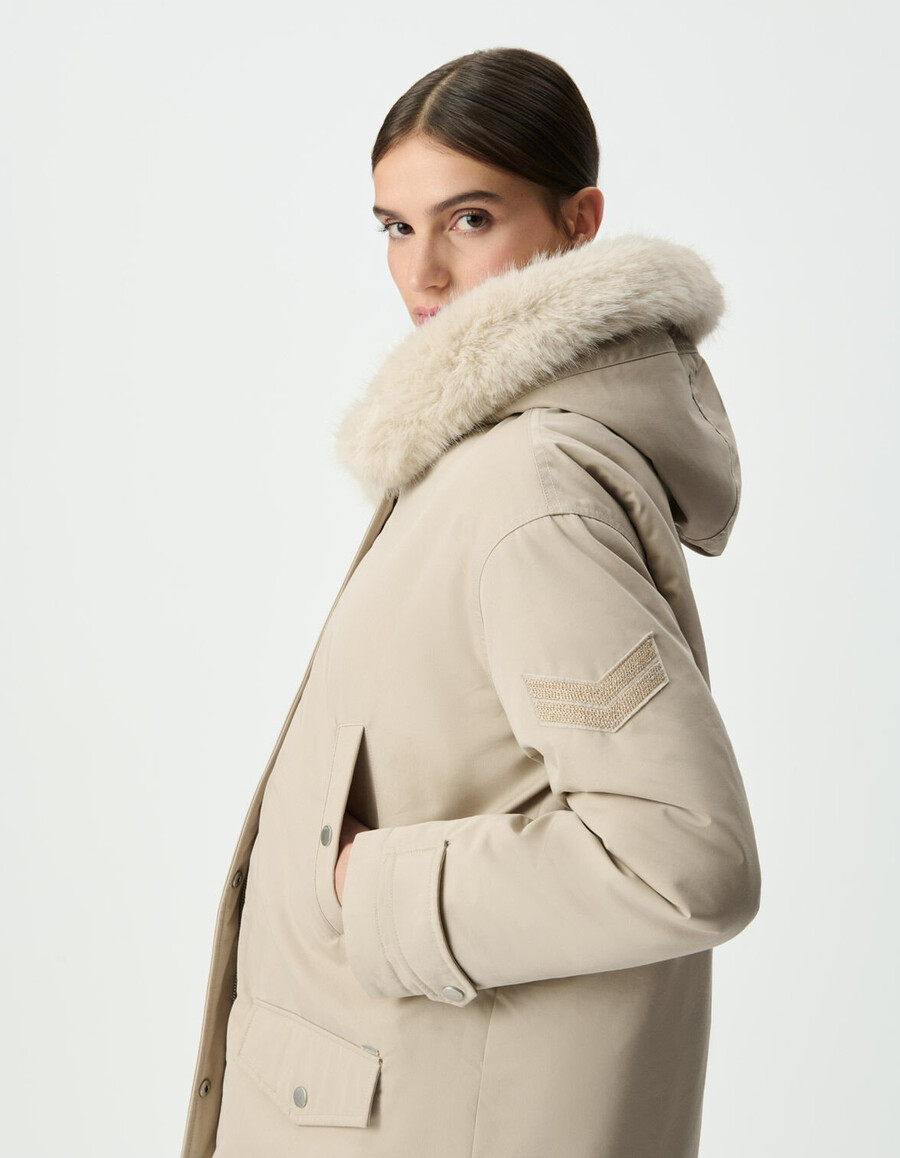 parka beige extragrande para mujer con capucha forrada de piel