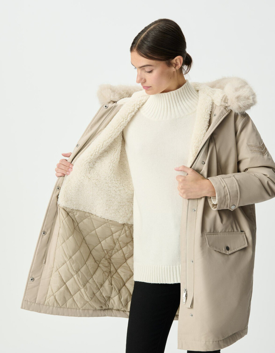 parka beige extragrande para mujer con capucha forrada de piel