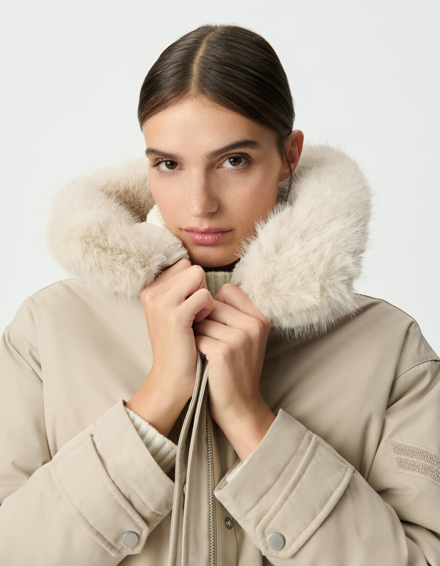 parka beige extragrande para mujer con capucha forrada de piel