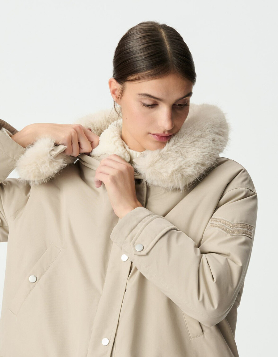 parka beige extragrande para mujer con capucha forrada de piel