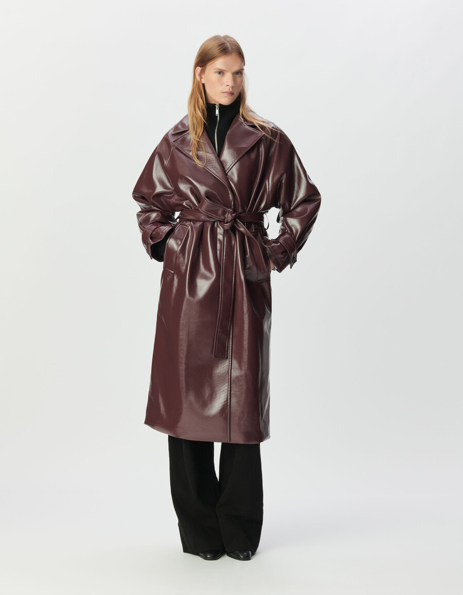 gabardina larga estilo vinilo color burdeos para mujer