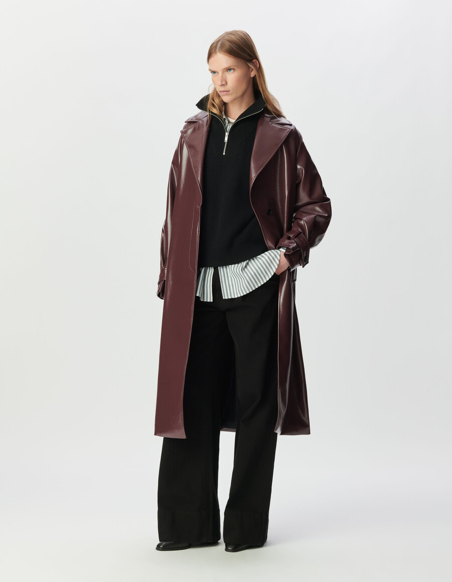 gabardina larga estilo vinilo color burdeos para mujer