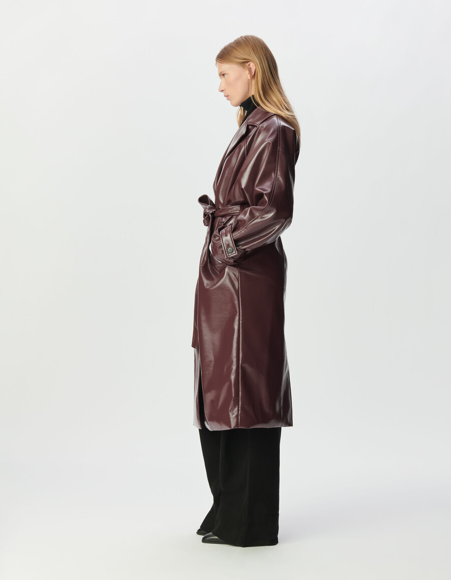 gabardina larga estilo vinilo color burdeos para mujer