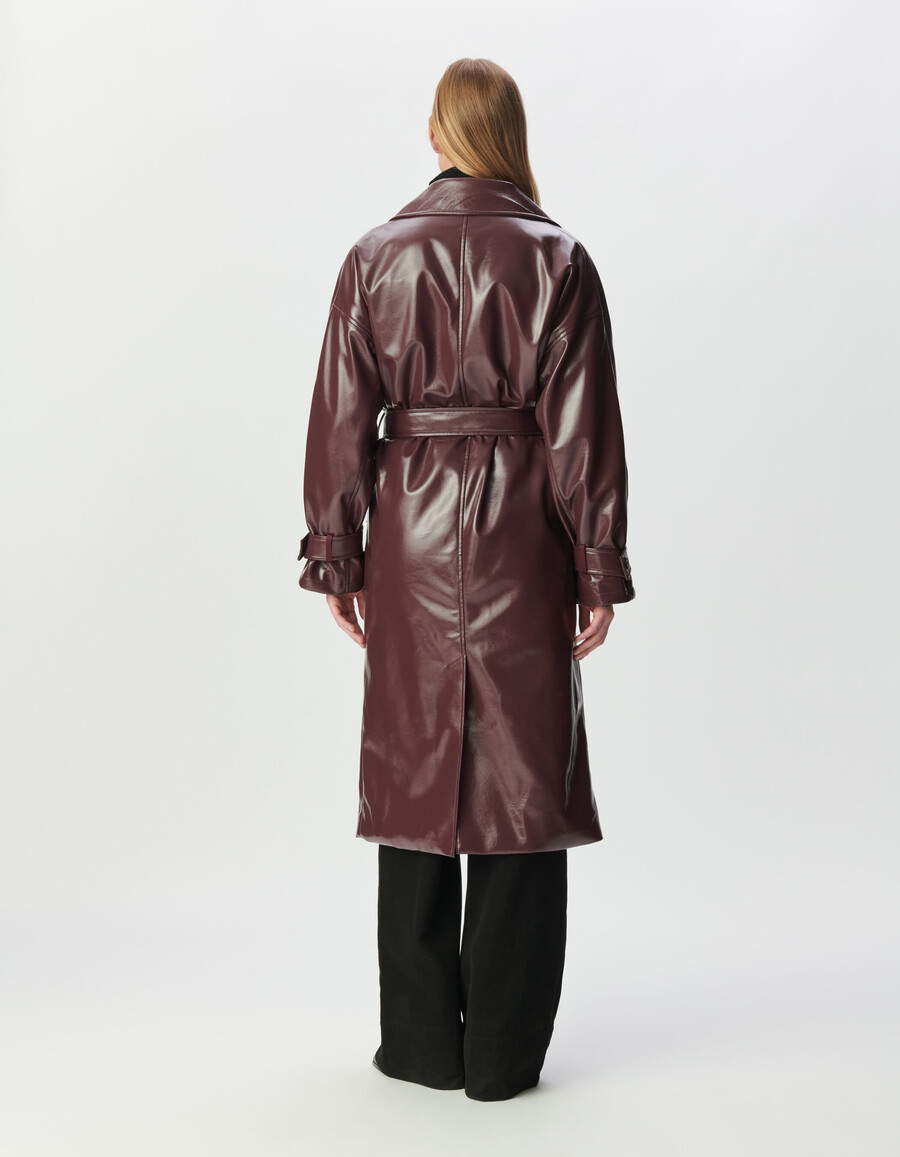 gabardina larga estilo vinilo color burdeos para mujer