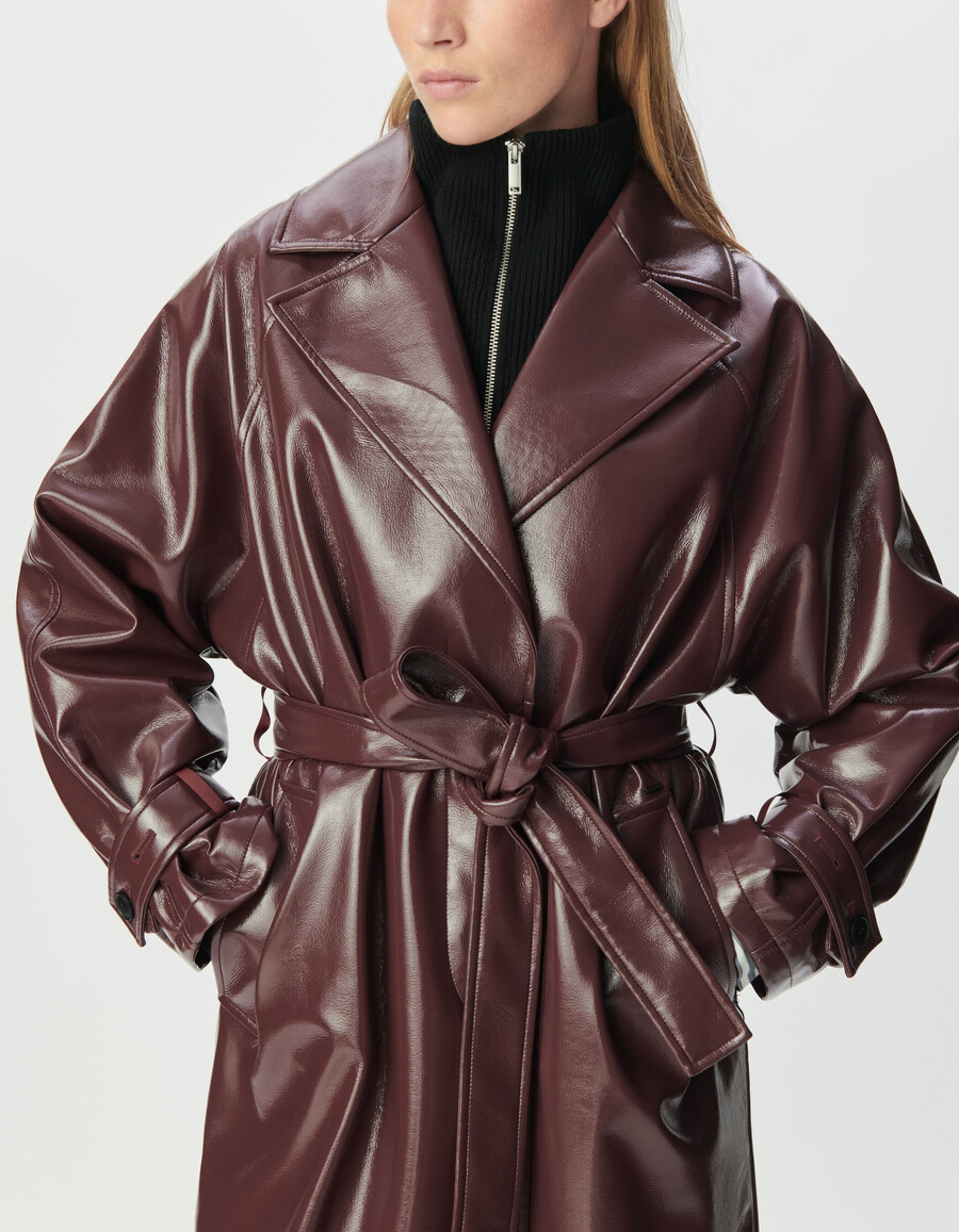 gabardina larga estilo vinilo color burdeos para mujer