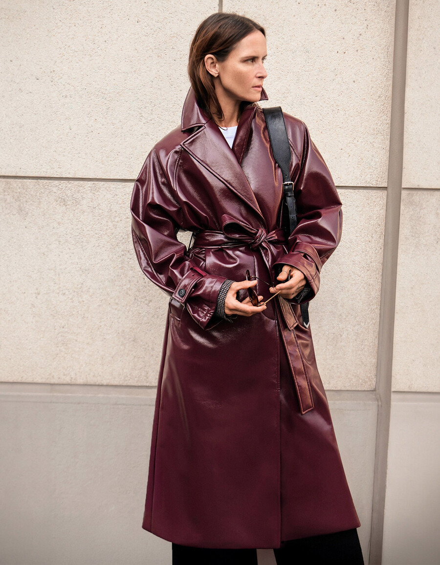 gabardina larga estilo vinilo color burdeos para mujer