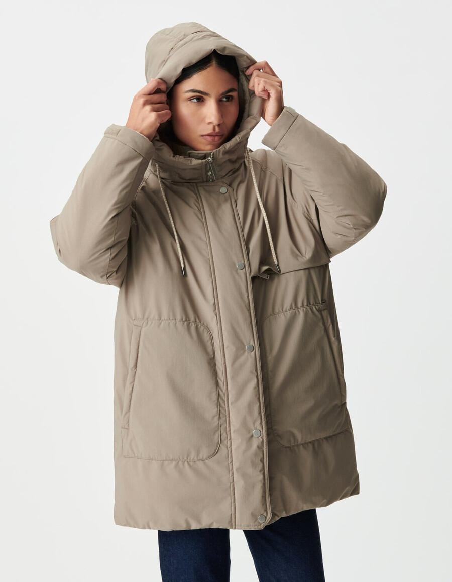 chaqueta acolchada beige para mujer con capucha forrada de piel