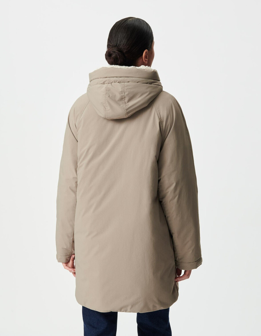 chaqueta acolchada beige para mujer con capucha forrada de piel
