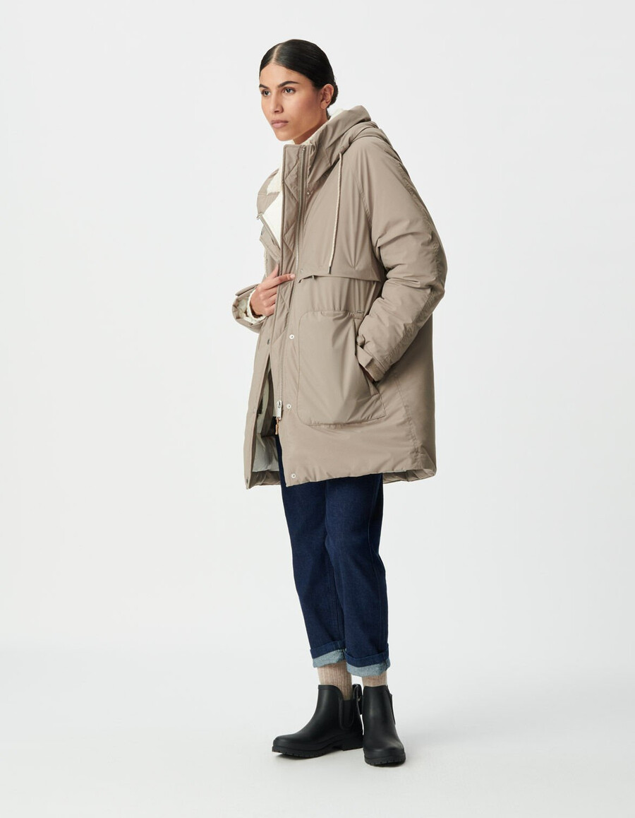 chaqueta acolchada beige para mujer con capucha forrada de piel