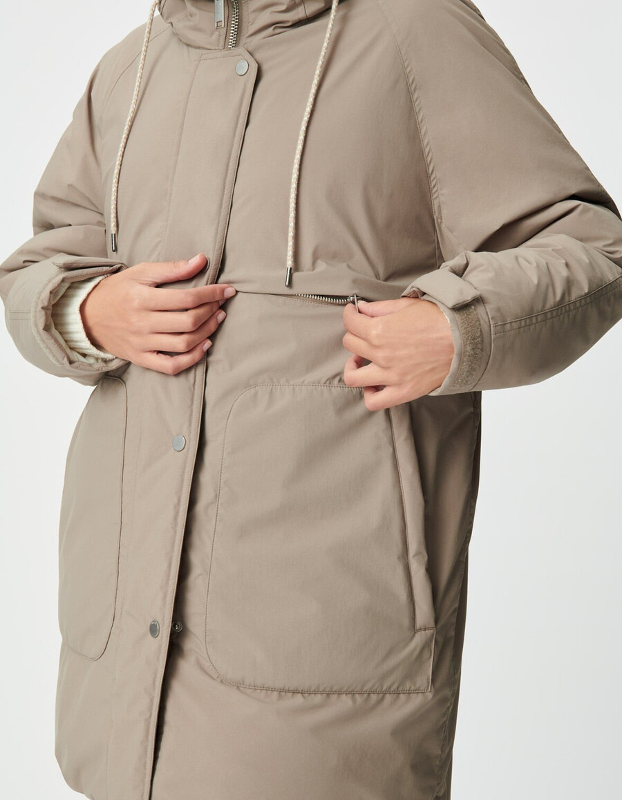 chaqueta acolchada beige para mujer con capucha forrada de piel