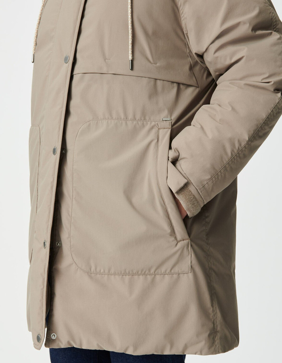 chaqueta acolchada beige para mujer con capucha forrada de piel