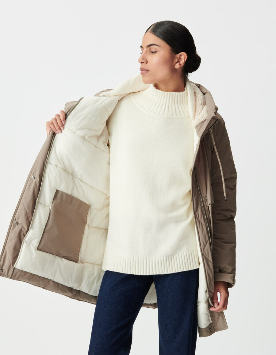 chaqueta acolchada beige para mujer con capucha forrada de piel