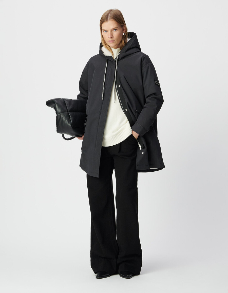 parka con capucha y forro de piel negra para mujer