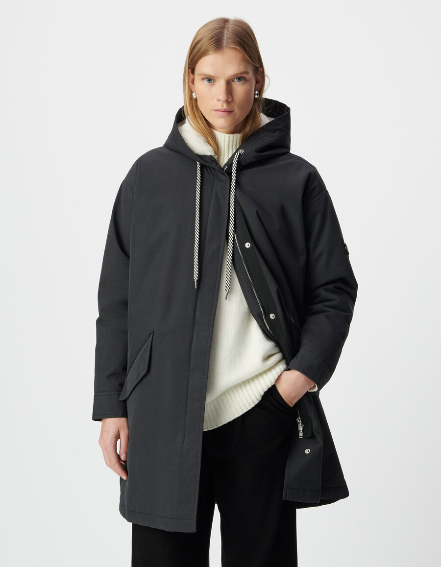parka con capucha y forro de piel negra para mujer