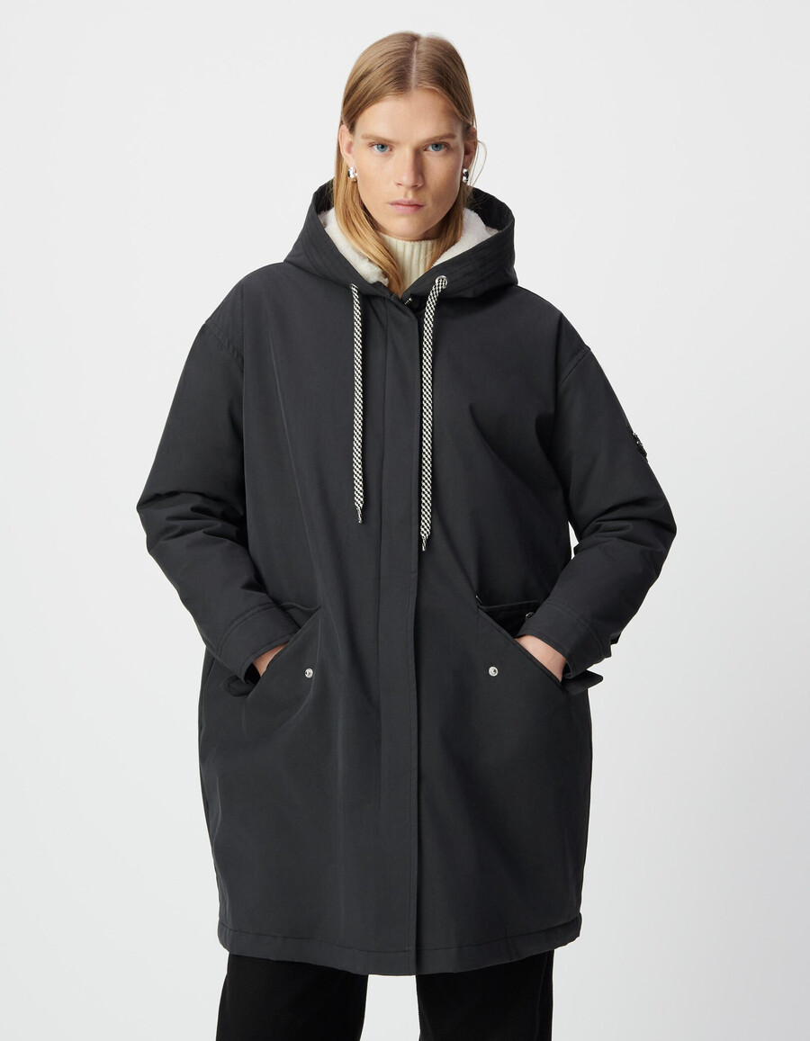 parka con capucha y forro de piel negra para mujer