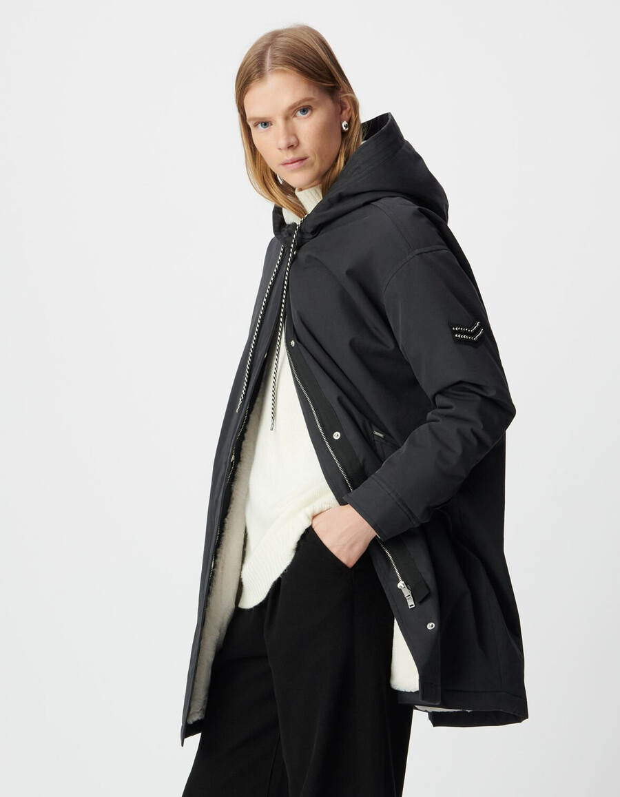 parka con capucha y forro de piel negra para mujer