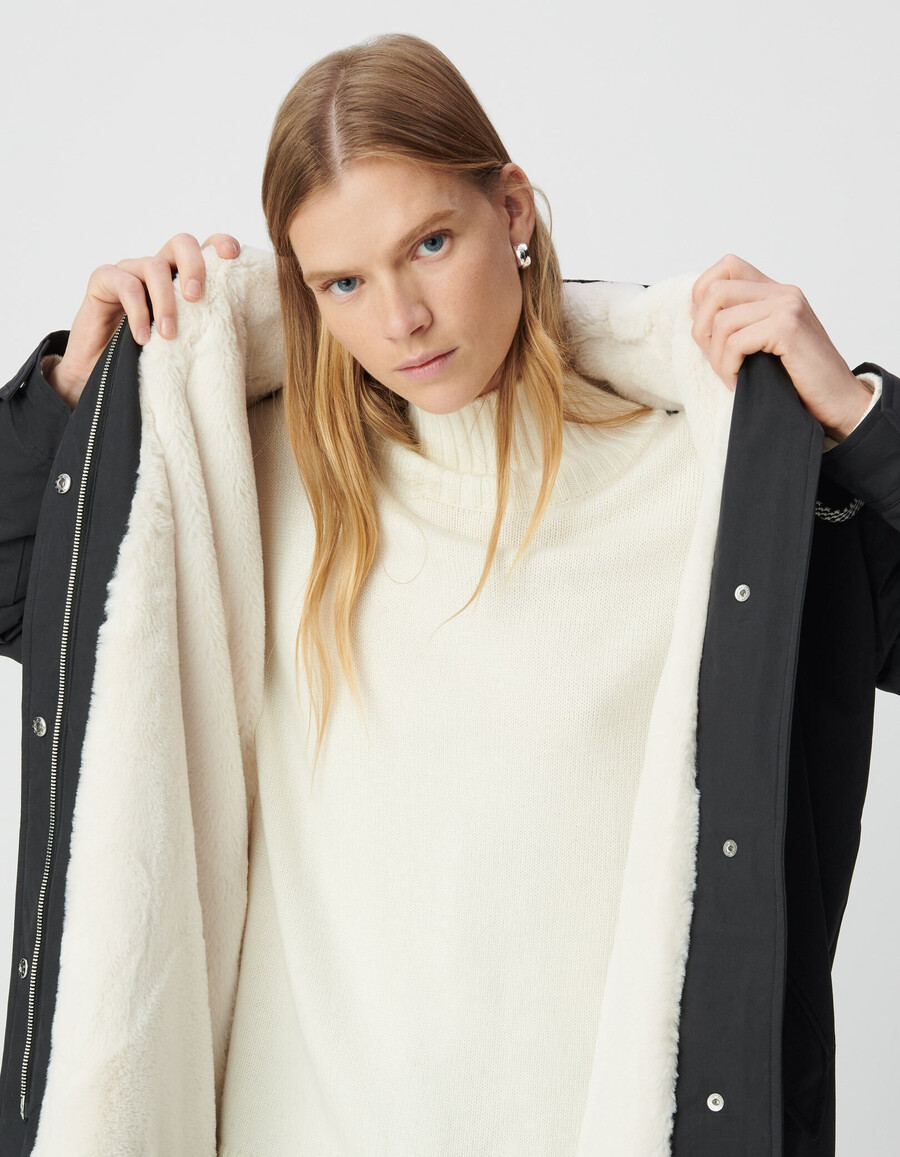 parka con capucha y forro de piel negra para mujer