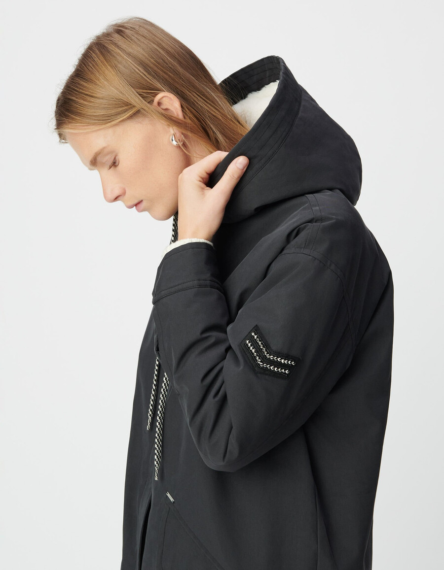 parka con capucha y forro de piel negra para mujer