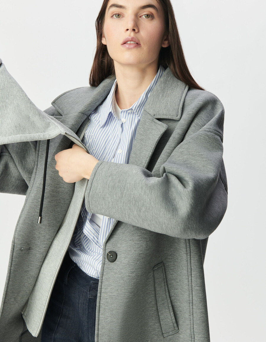abrigo gris de mujer con capucha desmontable