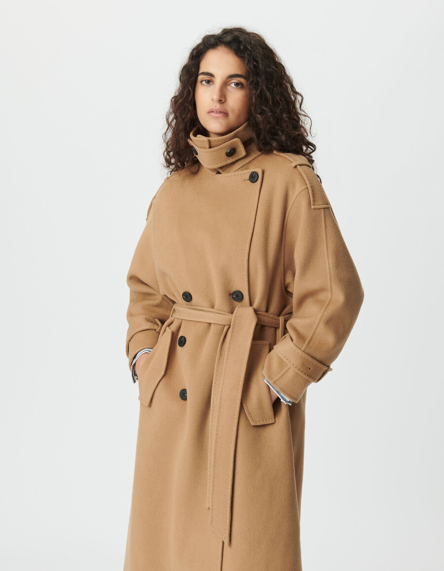 abrigo largo estilo gabardina de lana color camello para mujer