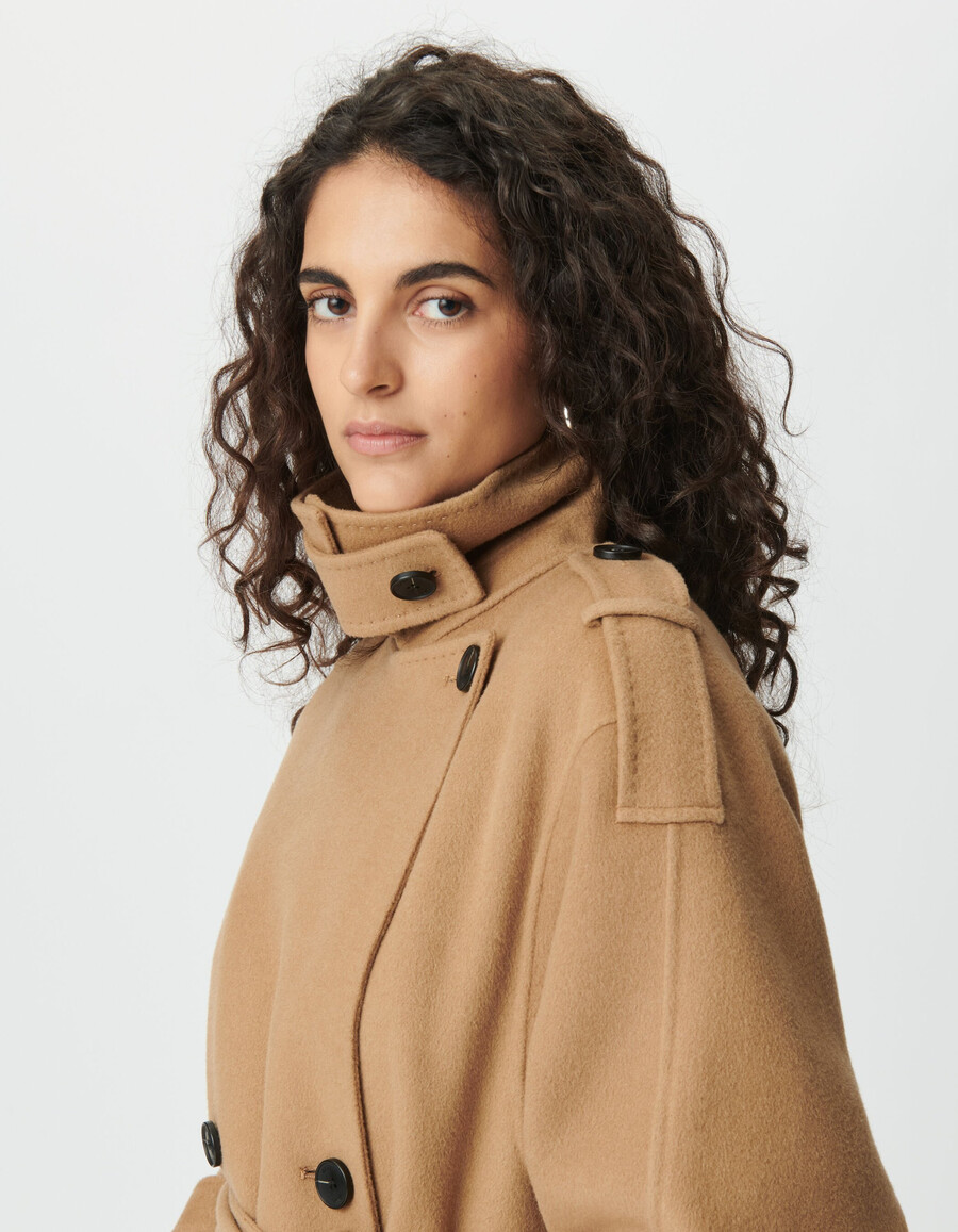 abrigo largo estilo gabardina de lana color camello para mujer
