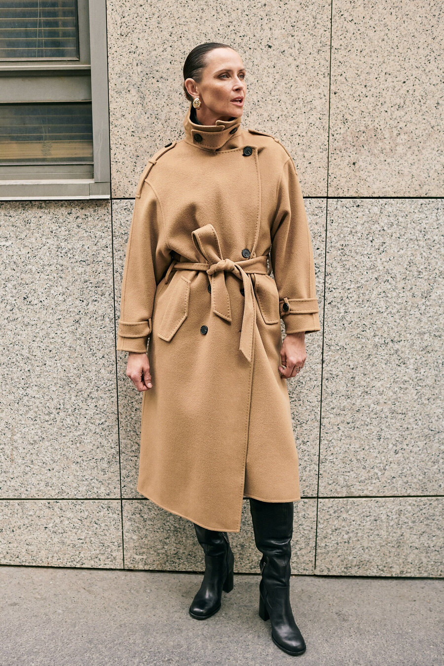 abrigo largo estilo gabardina de lana color camello para mujer