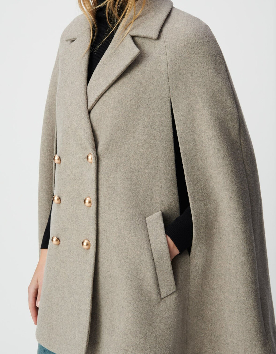 abrigo tipo capa cruzado beige para mujer