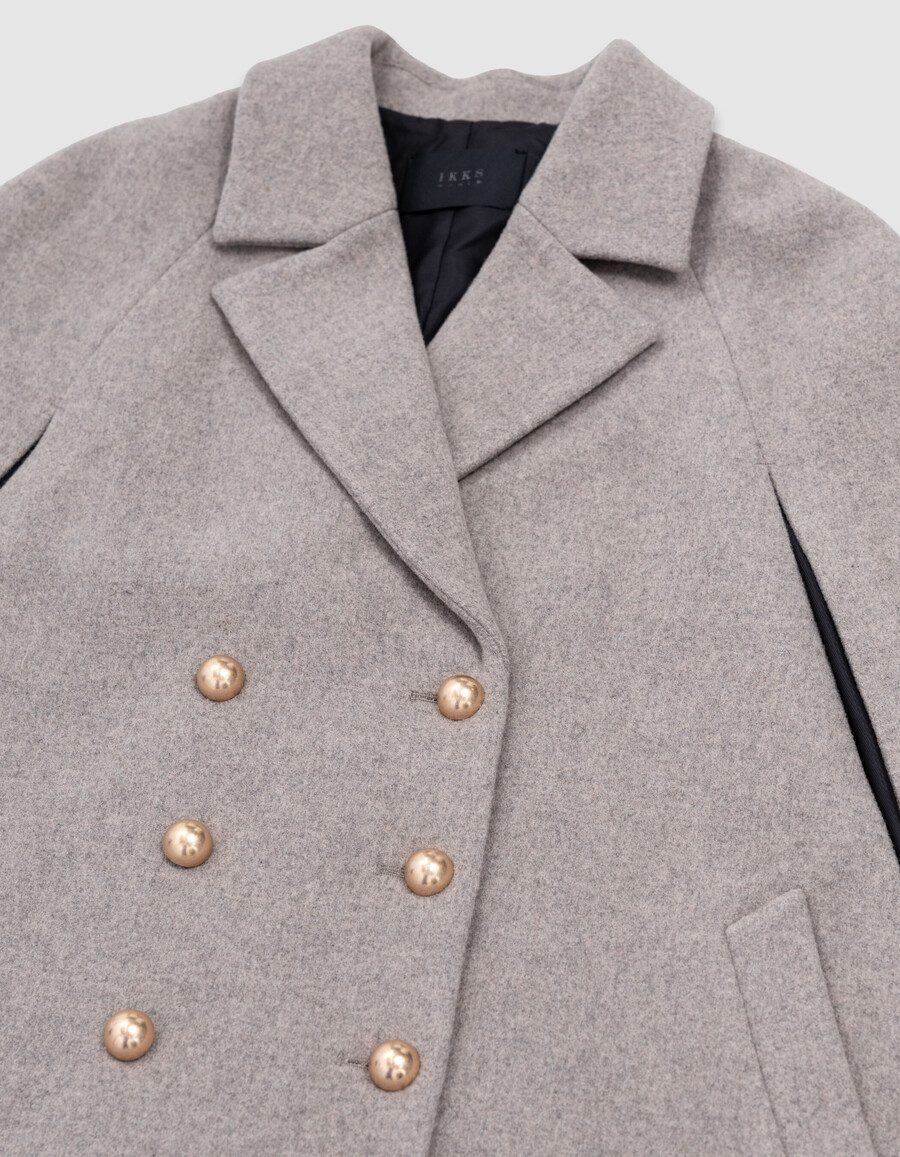 abrigo tipo capa cruzado beige para mujer