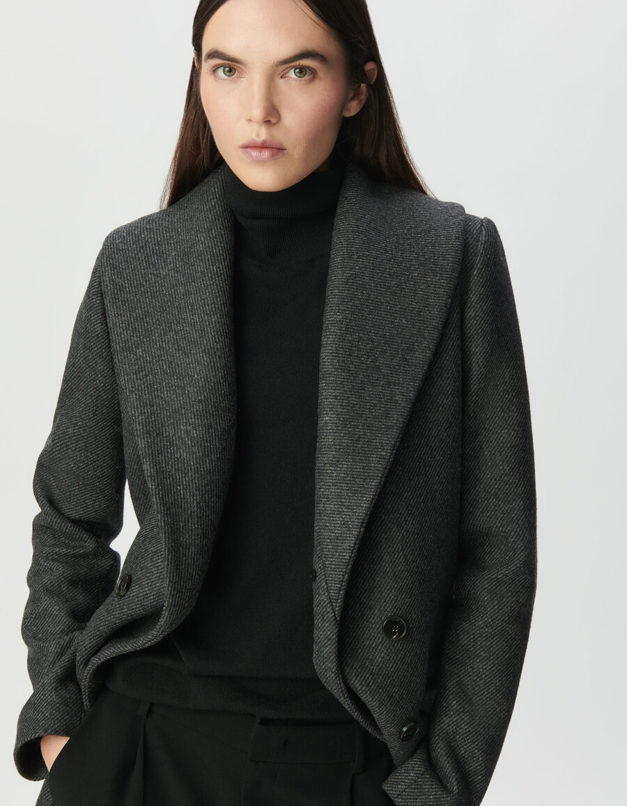 abrigo recto gris para mujer con cuello de piel negro desmontable
