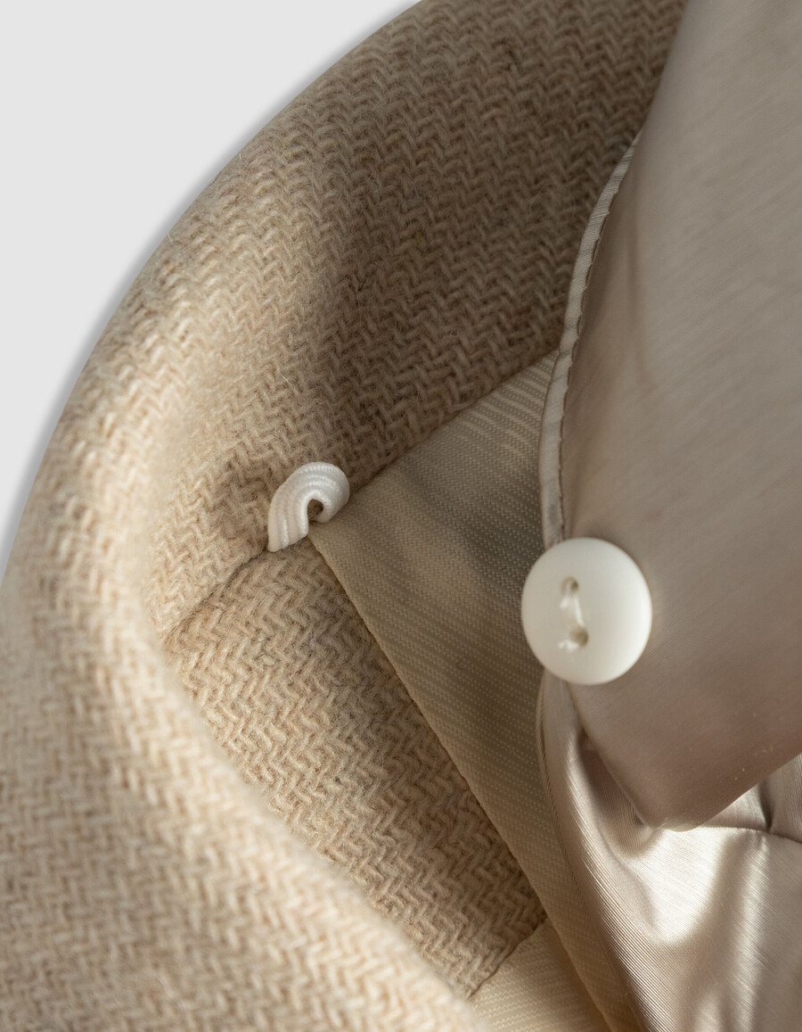 abrigo beige para mujer con capucha desmontable