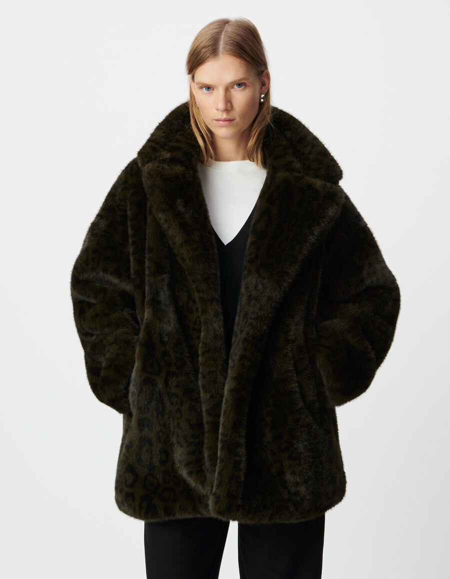 abrigo oversize de leopardo color caqui para mujer