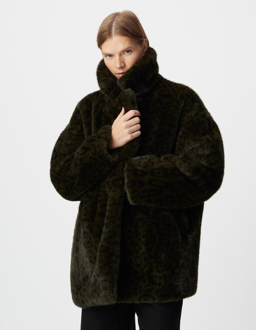 abrigo oversize de leopardo color caqui para mujer