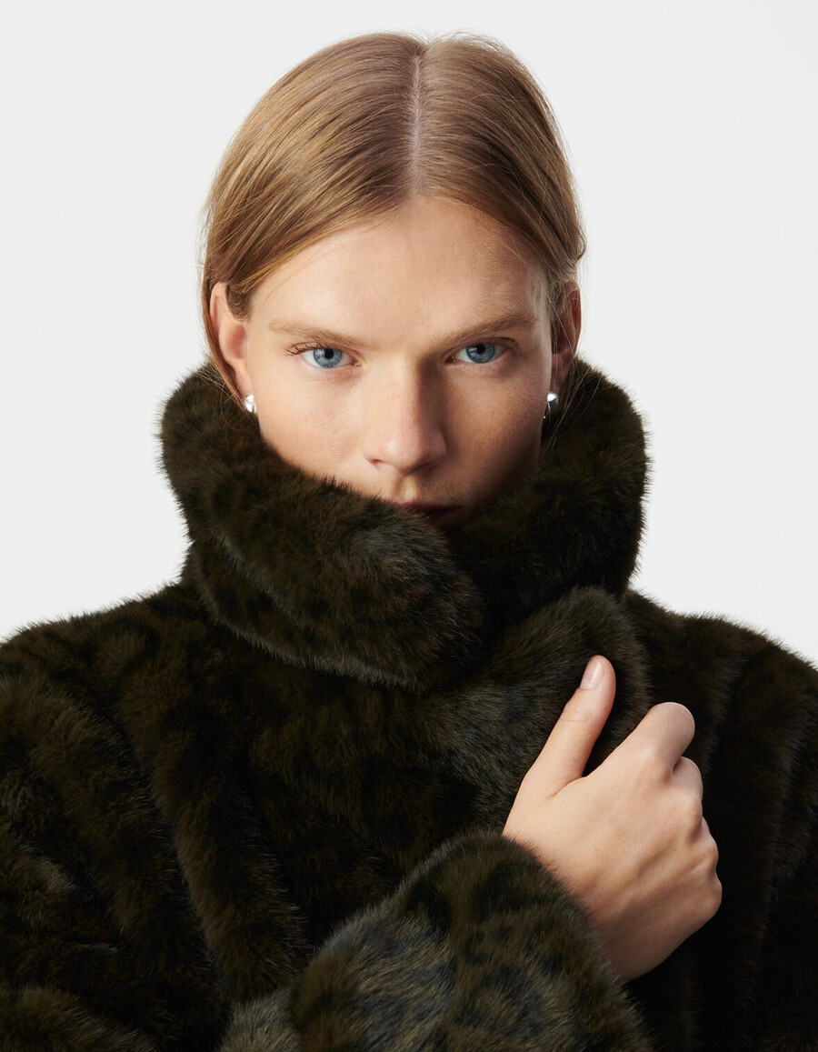 abrigo oversize de leopardo color caqui para mujer