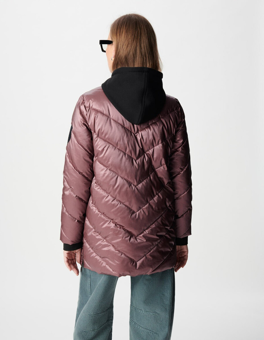 chaqueta acolchada burdeos iridiscente para mujer con capucha de forro polar