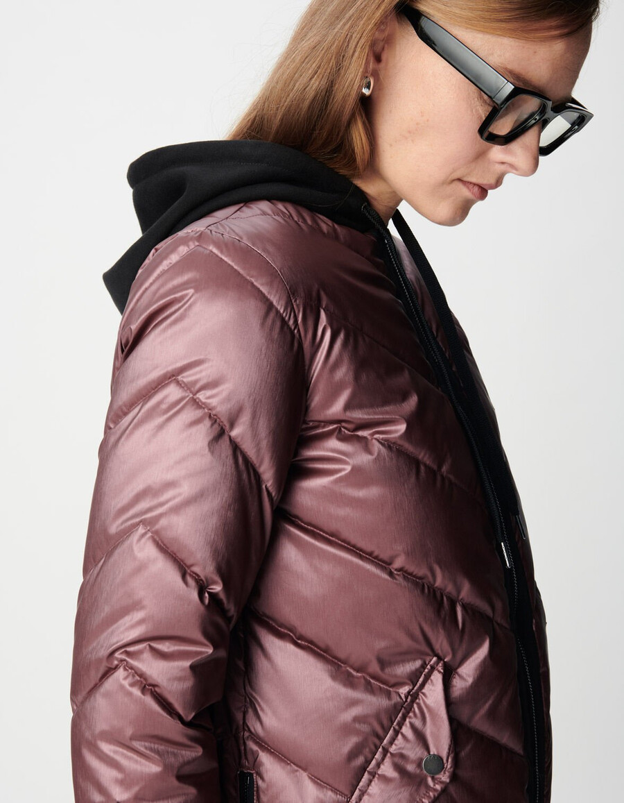 chaqueta acolchada burdeos iridiscente para mujer con capucha de forro polar