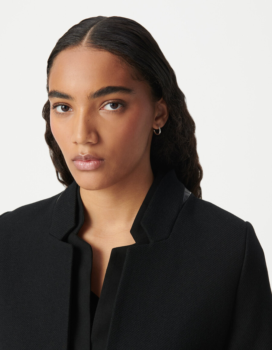 abrigo de cuello negro para mujer