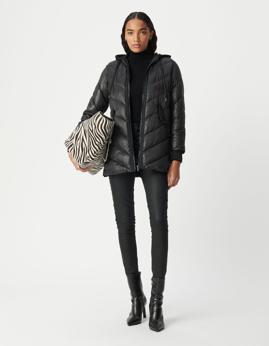 chaqueta acolchada negra de longitud media para mujer con capucha de forro polar