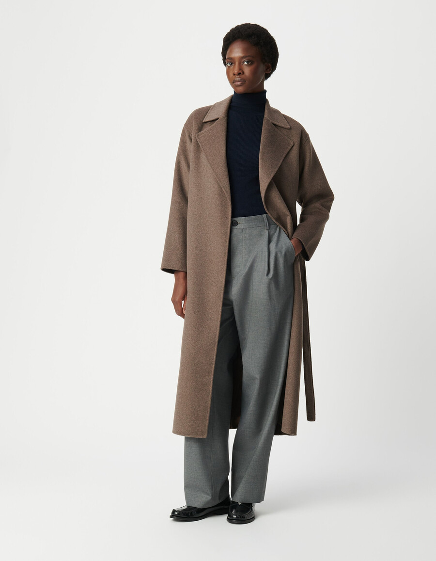 abrigo largo beige con cinturón para mujer