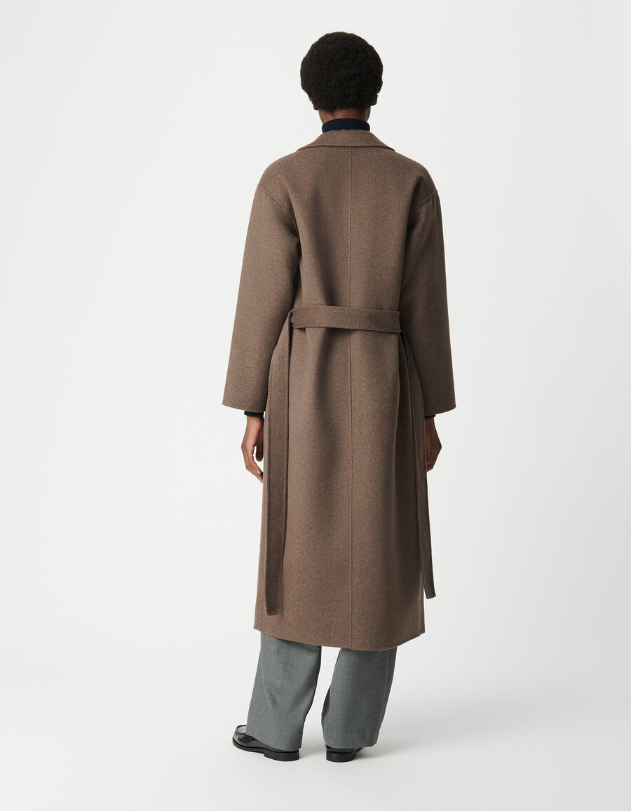 abrigo largo beige con cinturón para mujer