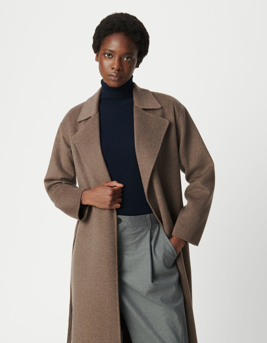 abrigo largo beige con cinturón para mujer