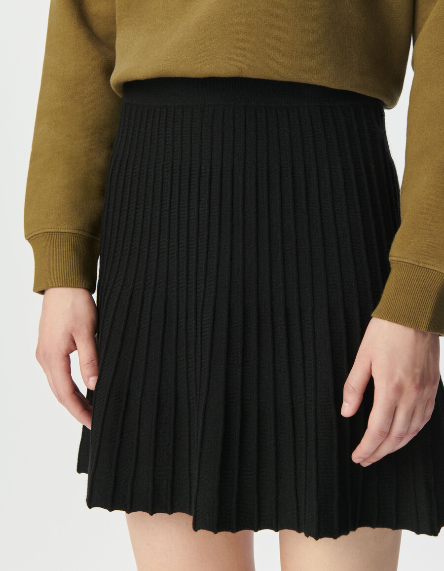 falda corta plisada de punto negra para mujer