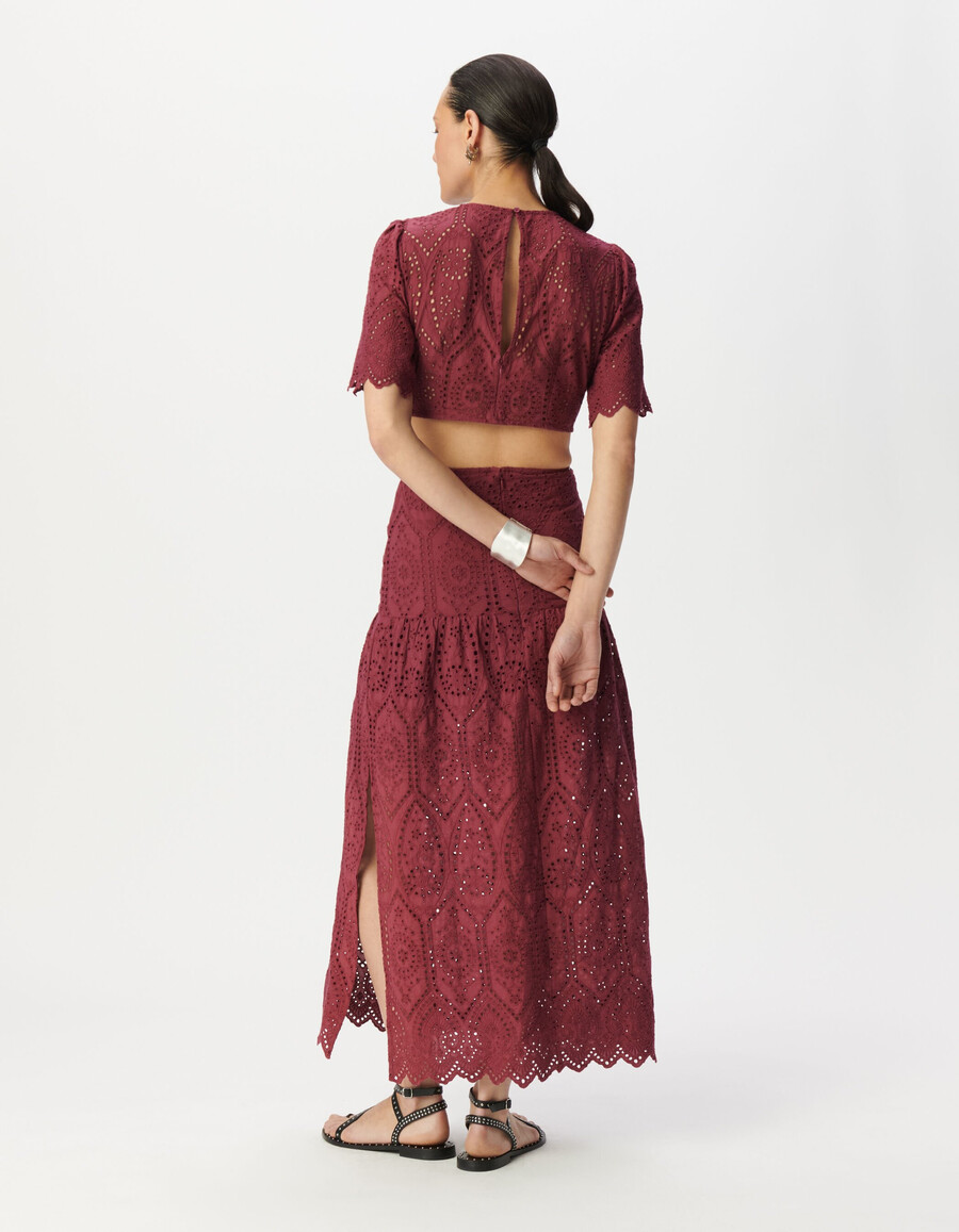 vestido largo con espalda abierta y bordado con ojales en color burdeos para mujer