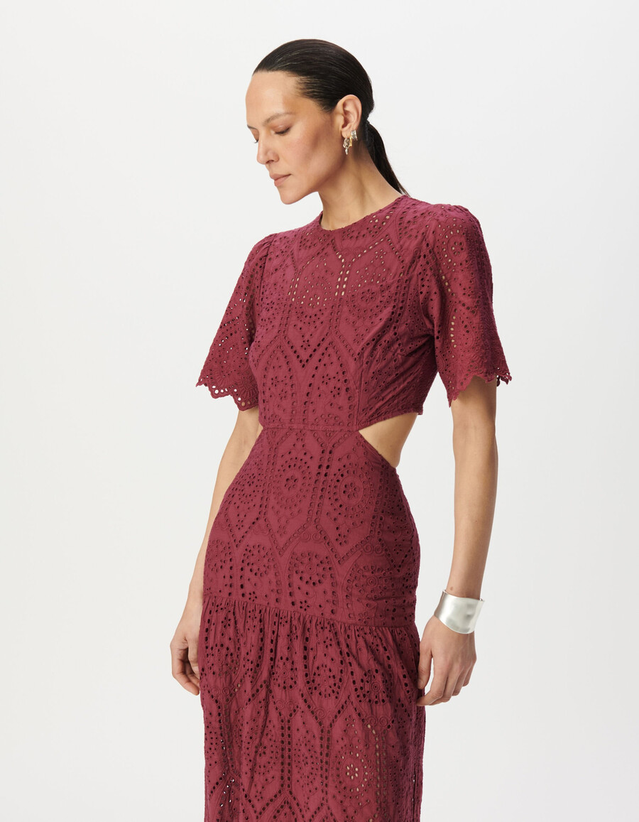 vestido largo con espalda abierta y bordado con ojales en color burdeos para mujer