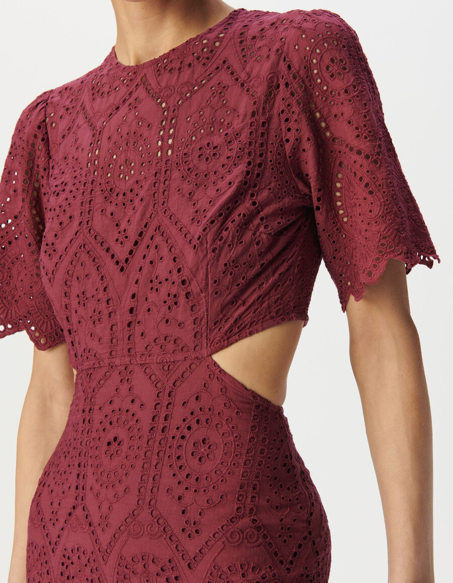 vestido largo con espalda abierta y bordado con ojales en color burdeos para mujer