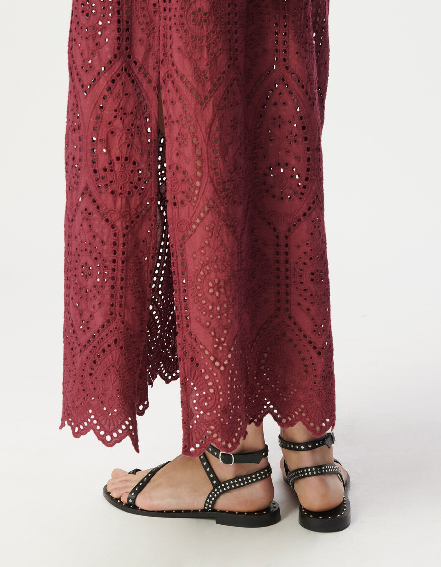 vestido largo con espalda abierta y bordado con ojales en color burdeos para mujer